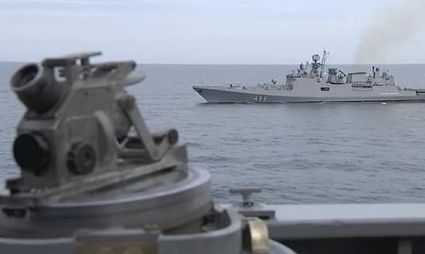 شلیک اخطار کشتی جنگی و جنگنده روس به سمت ناو انگلیسی