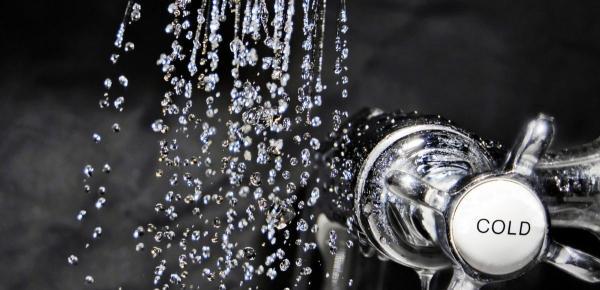 10 علت قانع کننده برای دوش آب سرد گرفتن