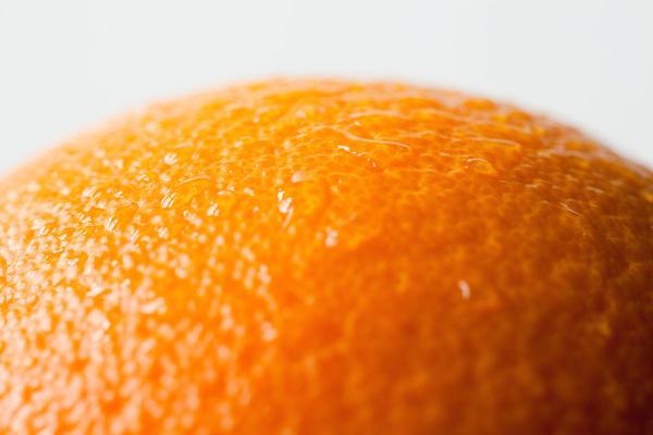 چه عواملی باعث پوست پرتقالی می گردد و چگونه می گردد آن را از بین برد؟