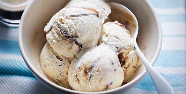 برترین خوردنی ها برای مقابله با گلودرد، بله، بستنی یکی از برترین مواد غذایی است!