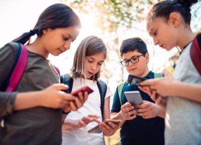 یونسکو: استفاده از تلفن هوشمند در مدارس ممنوع گردد